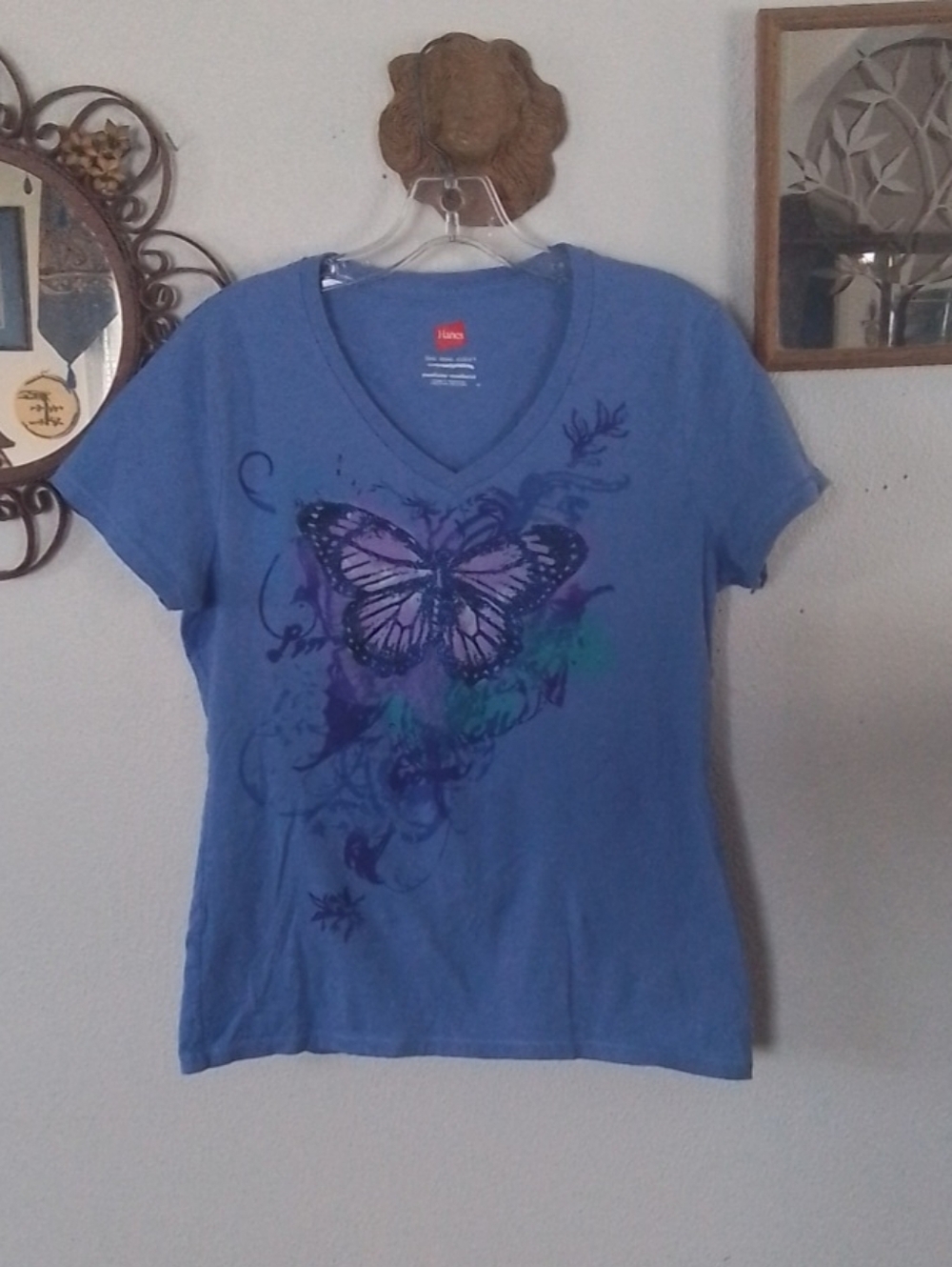NWOT HANES V NECK BUTTERFLY DESIGN T SHIRT, MEDIUM